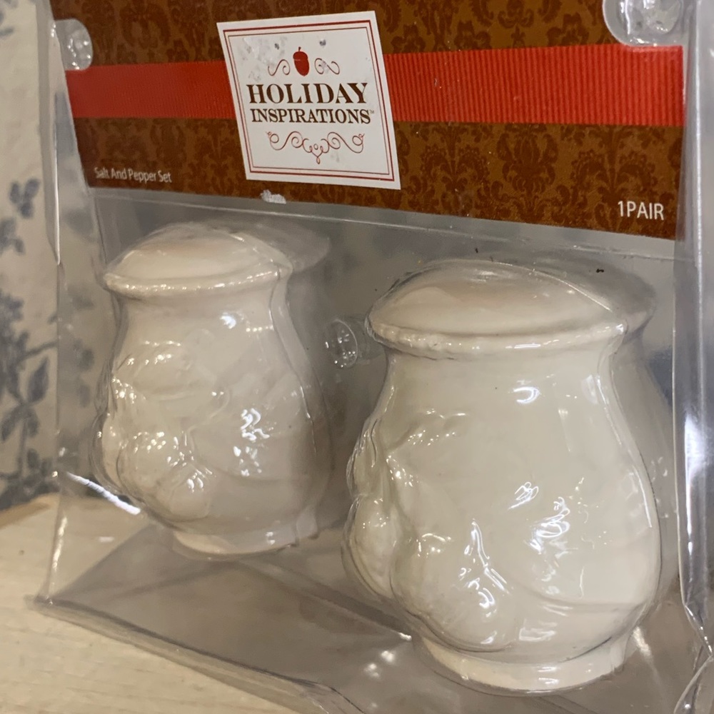 BNIB Holiday Inspirations Ceramic Acorn Oak Leaf Salt & Pepper Shakers - Picture 2 of 8
